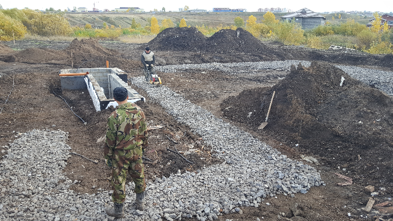 9 Сплошная отсыпка пятна фундамента кубовидным базальтовым щебнем плита УШП в Красноярске.png